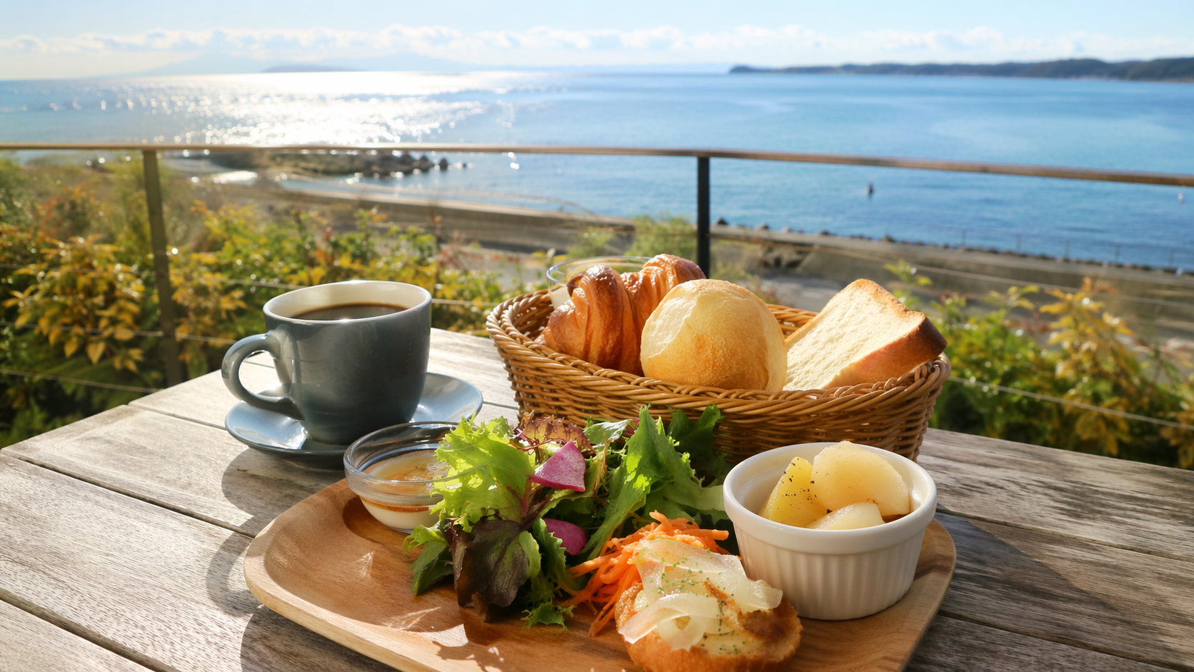 淡路島の海を眺めながらモーニングを楽しむテラス席