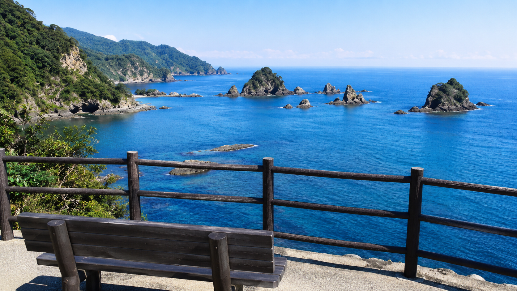 穴見海岸展望台はどんな場所？：穴見海岸展望台から望む日本海とリアス式海岸の絶景