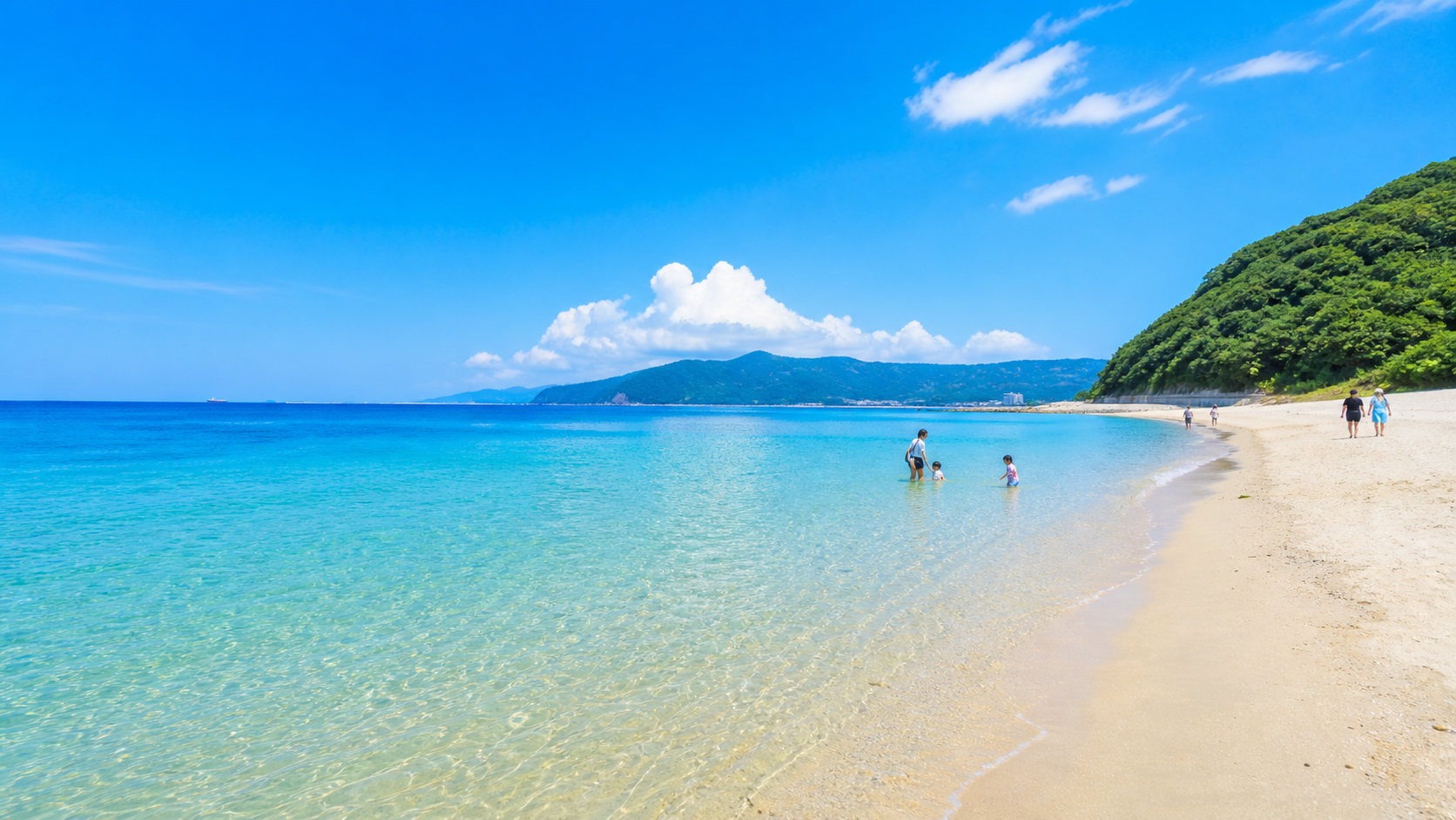 alt：淡路島の海水浴場で青い海と砂浜を眺める夏の風景