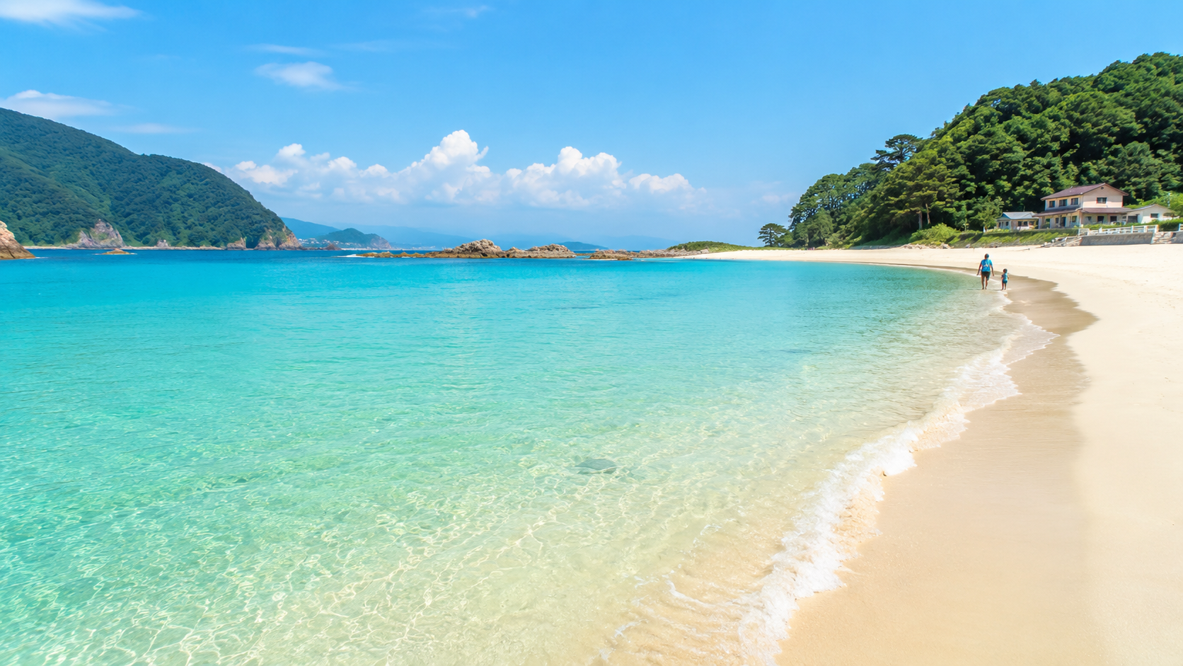浦富海水浴場の白砂と透明な海を望む夏の景色